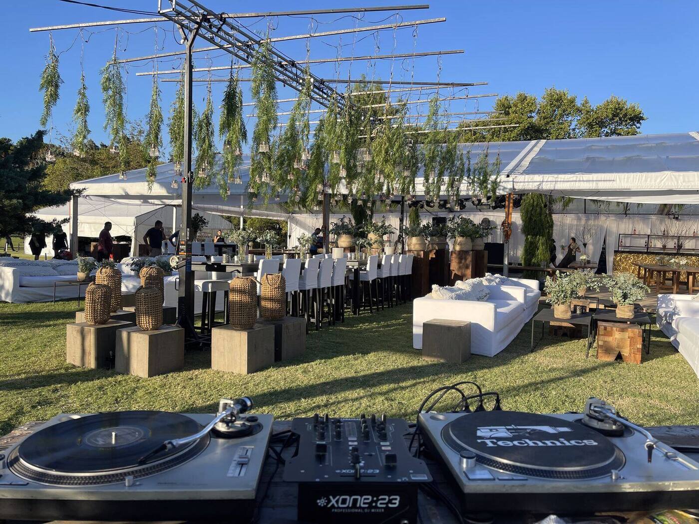 Armado de cabina de DJ con bandejas Technics y ambientación al aire libre en casamiento en el Golf de San Isidro