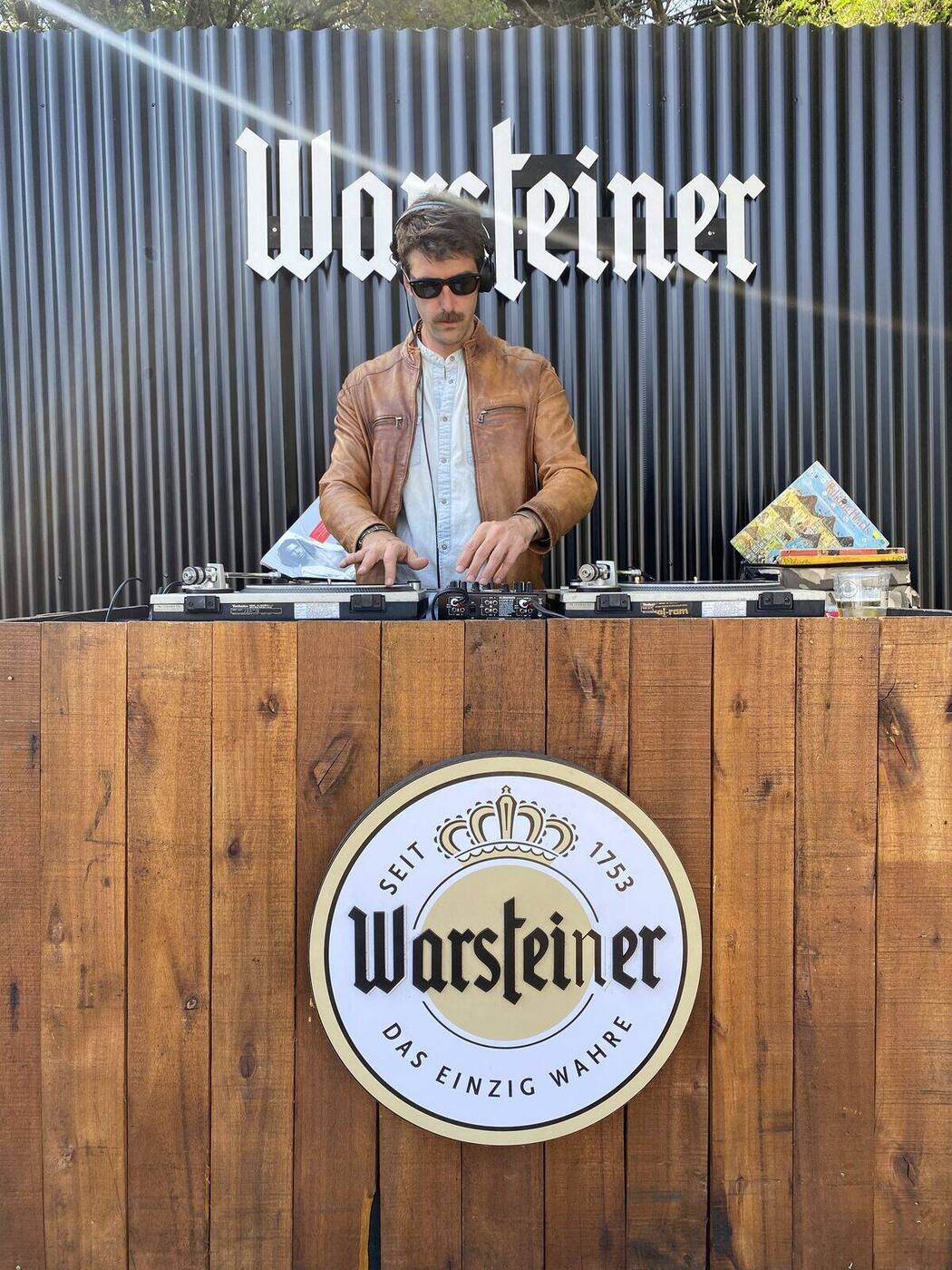 Cabina de DJ de madera integrada al branding de Warsteiner en activación de marca