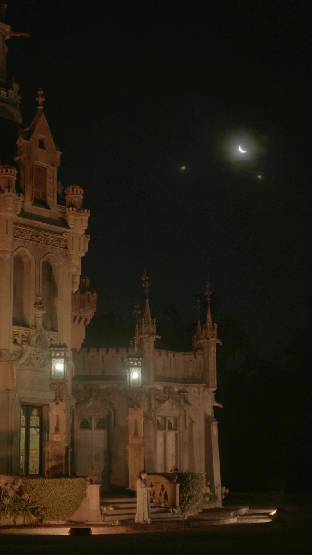 Castillo iluminado con faroles de luz cálida durante casamiento de noche en Buenos Aires