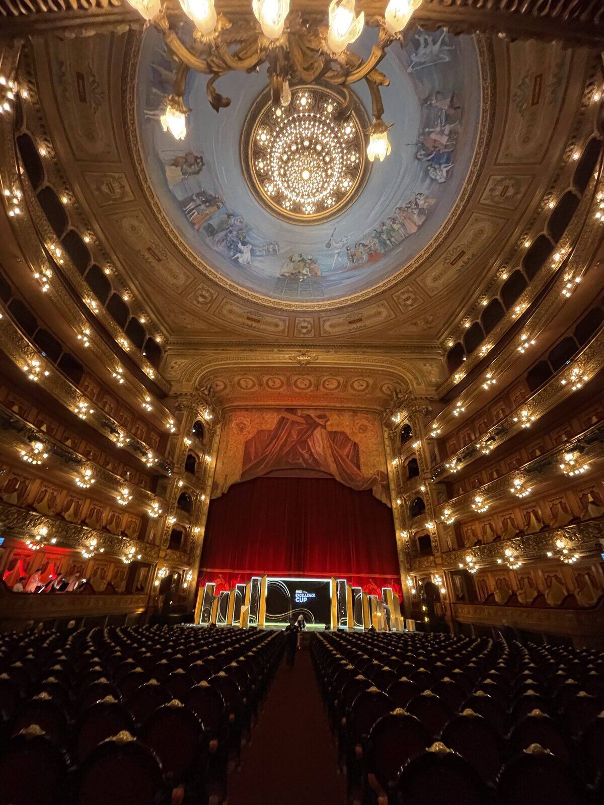 Sala del Teatro Colón iluminada en dorado durante evento de Coca-Cola con musicalización de Casanova