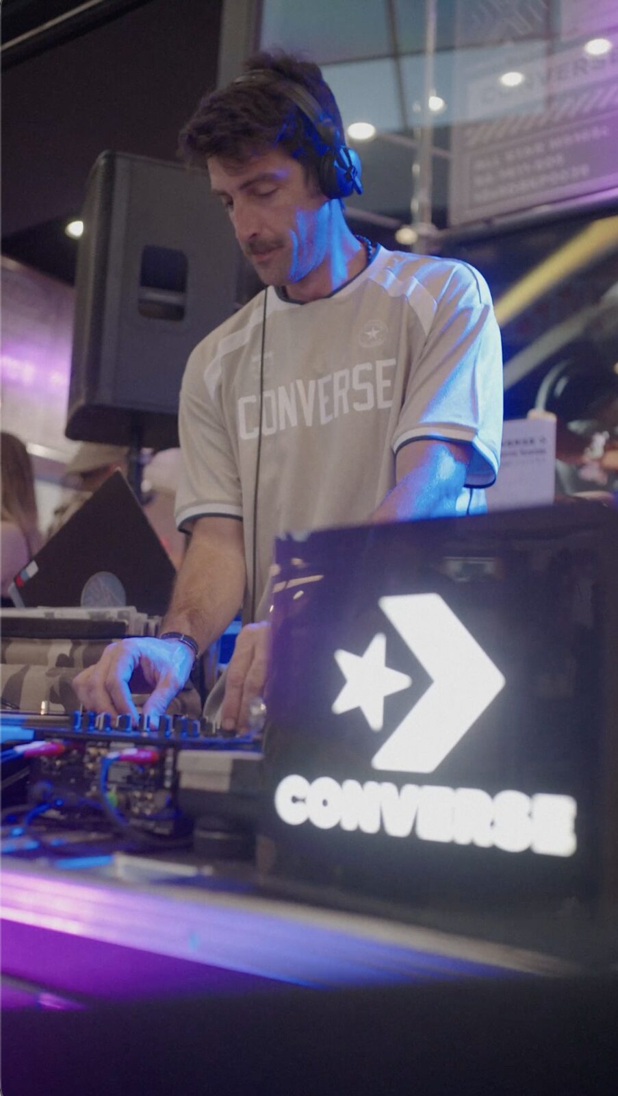 Pedro Etcheverry musicalizando con vinilos en activación de Converse en Buenos Aires, con branding de la marca en la cabina