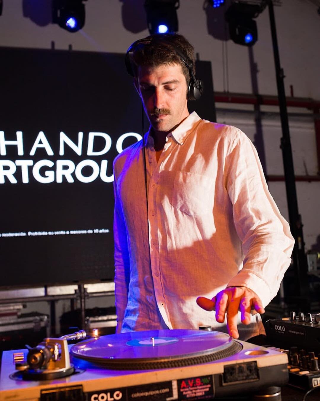 Pedro Etcheverry en vinyl set durante Chandon Art Ground, con pantalla de la marca de fondo