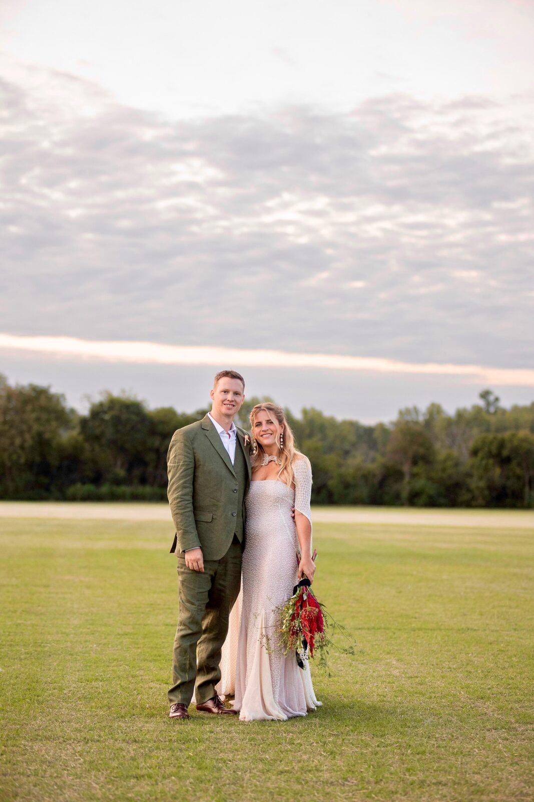 Novios recién casados en el campo al atardecer en su casamiento en Buenos Aires