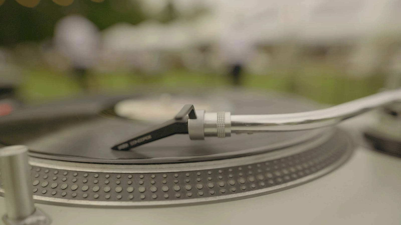 Vinilo girando en bandeja Technics durante recepción de casamiento al aire libre